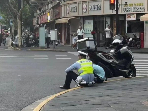 融可赢 上海街头男孩崩溃大哭：爸妈要放弃我了！交警坐路边耐心安慰，网友泪奔